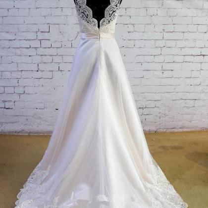Sleeveless V Neck Ivory Wedding Dresses For Brides..