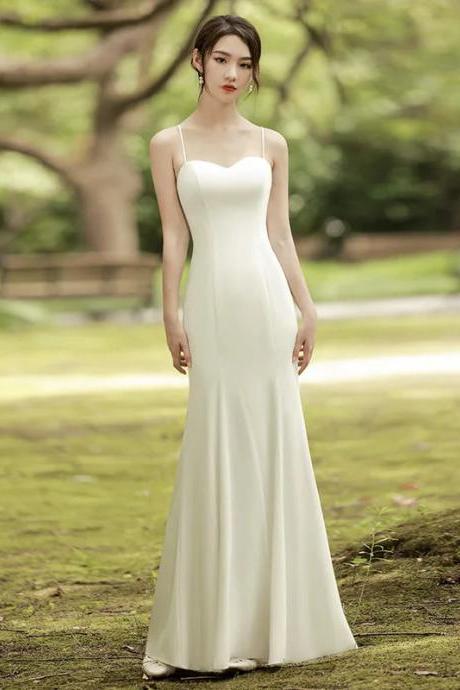 Elegant Sweetheart Neckline Sleeveless White Bridal Gown