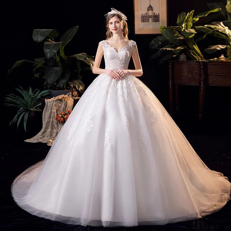 V-neck Sleeveless Tulle Ball-Gown Wedding Dress Appliques Lace